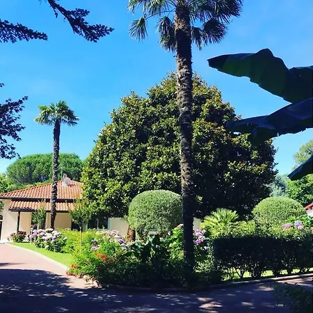De Charme Parc Fleuri, Arbore Et Piscine A